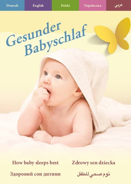 Ein Baby, eingewickelt in ein weißes Handtuch, mit der Überschrift „Gesunder Babyschlaf“ und Übersetzungen in mehreren Sprachen.