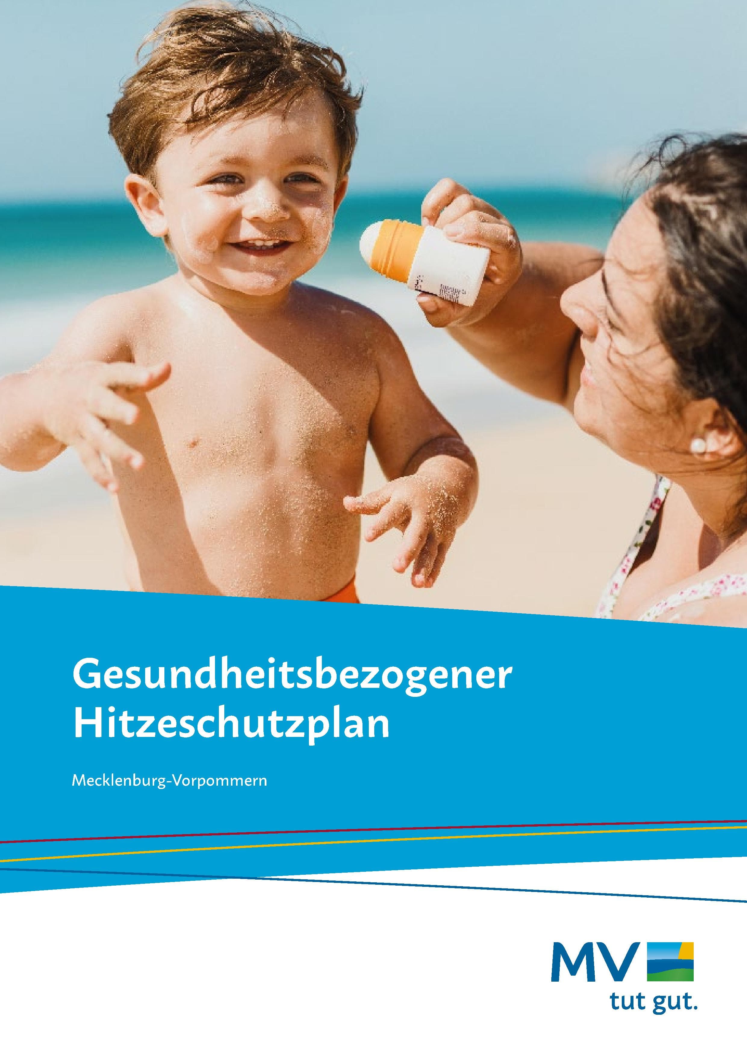 Eine Mutter cremt ihr lächelndes Kleinkind am Strand mit Sonnencreme ein; darunter steht: „Gesundheitsbezogener Hitzeschutzplan Mecklenburg-Vorpommern.“