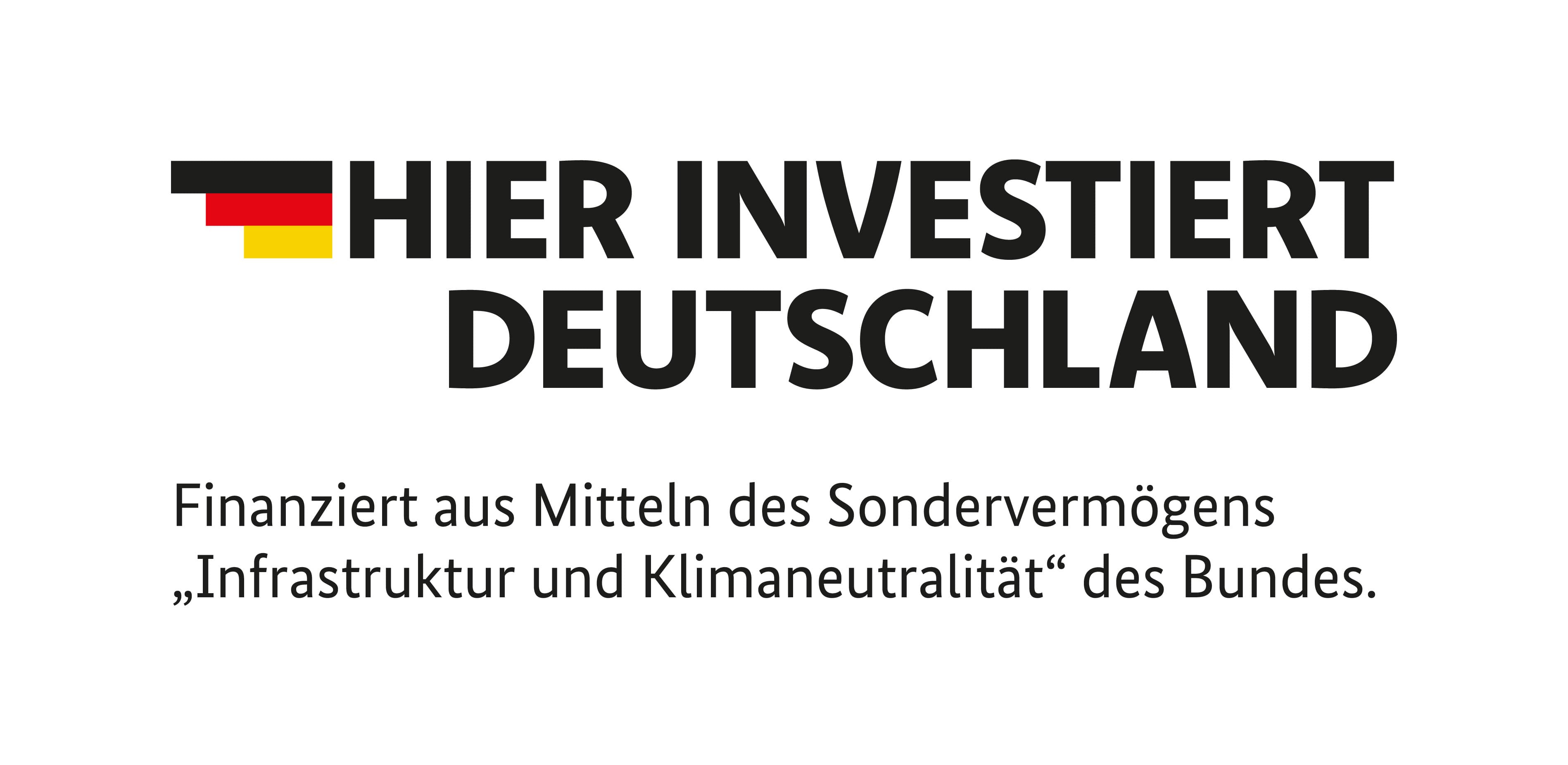 Logo in den Farben der deutschen Flagge mit dem Text „Hier investiert Deutschland“, gefolgt von dem Vermerk: „Finanziert aus Mitteln des Sondervermögens ‚Infrastruktur und Klimaneutralität‘ des Bundes.“