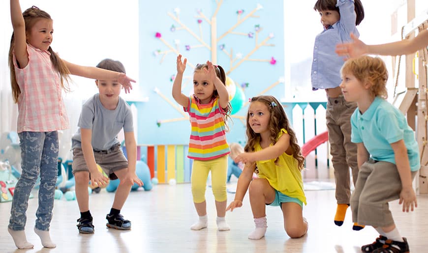 Kinder tanzen und springen in der Gruppe
