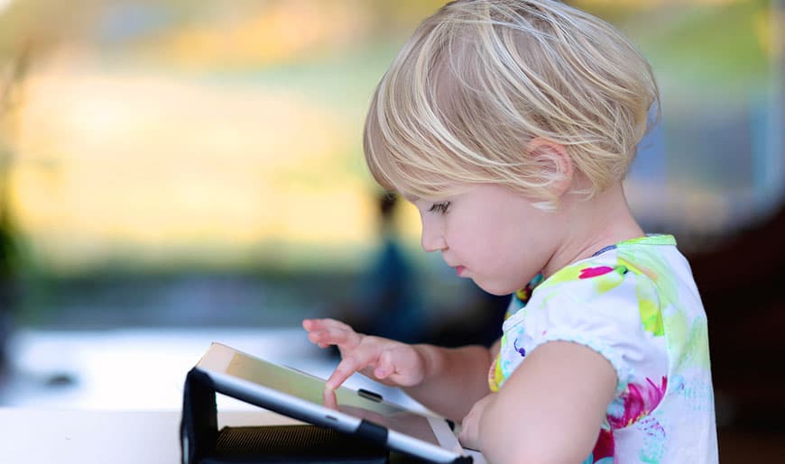 Ein Mädchen schaut auf ein Tablet