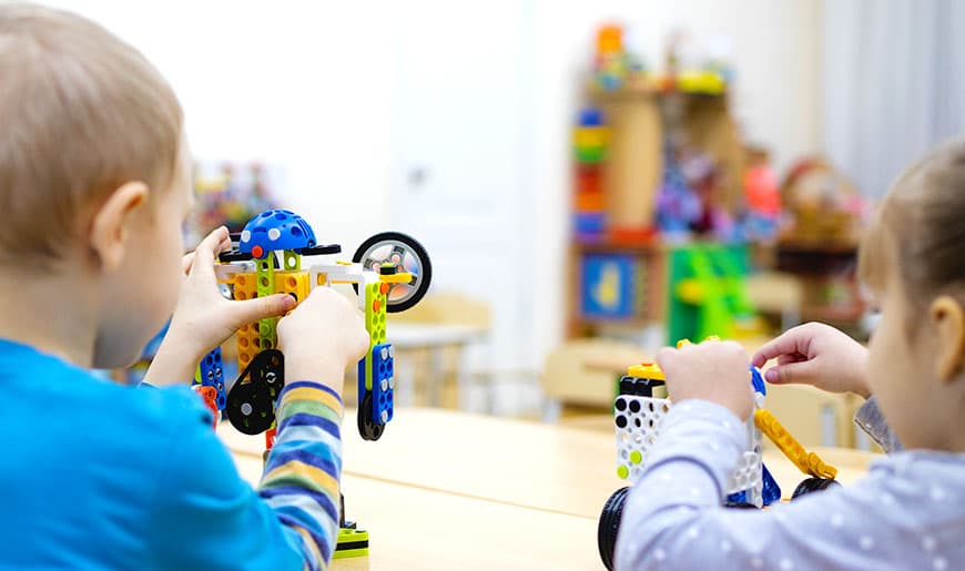 Kinder bauen mit Bausätzen verschiedene Konstruktionen