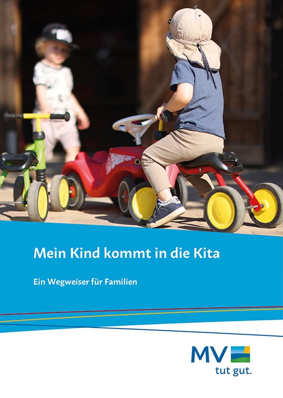 Zwei kleine Kinder spielen draußen auf Spielzeugfahrrädern; eines trägt einen Hut und ein blaues Hemd und fährt auf einem schwarzen Fahrrad, während das andere eine Mütze und ein weißes Hemd trägt und ein grünes Fahrrad schiebt. Der deutsche Text über den Start in der Kindertagesstätte folgt unten.