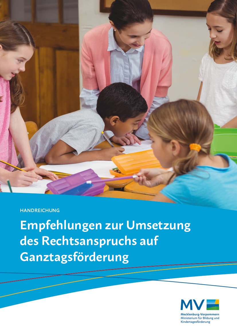 Vier Kinder sitzen an einem Tisch in einem Klassenzimmer und arbeiten gemeinsam an bunten Blättern, während eine Lehrerin daneben steht, lächelt und ihnen Hilfestellung gibt. Darunter ist ein deutscher Text über die ganztägige Bildungsförderung zu sehen.