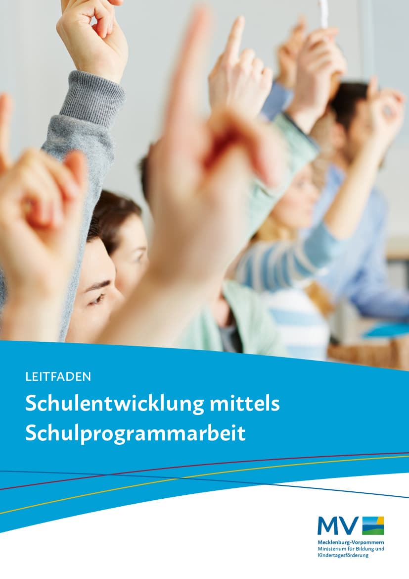 Im Hintergrund sind mehrere Schüler zu sehen, die an ihren Schreibtischen sitzen und die Hände hochhalten; sie erscheinen verschwommen. Im Vordergrund ist ein blaues Banner mit einem deutschen Text über Schulentwicklung und Programmarbeit zu sehen, sowie ein Logo in der rechten unteren Ecke.