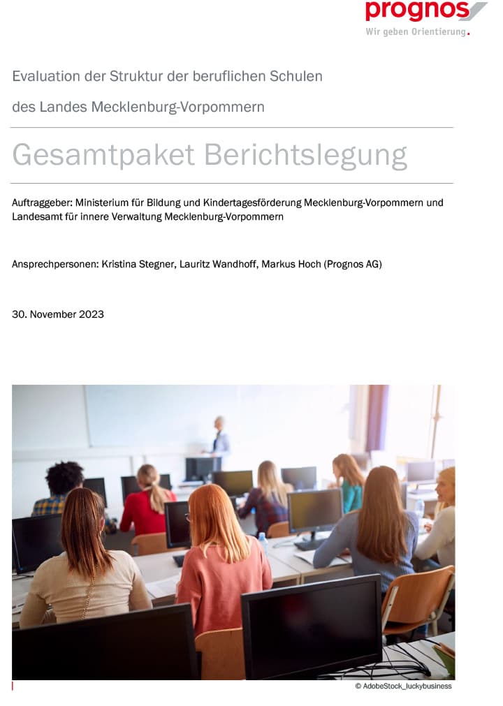 Titelseite eines Berichts mit dem Titel „Gesamtpaket Berichtslegung“ über Berufsschulen in Mecklenburg-Vorpommern, mit einem Foto eines Klassenzimmers, in dem Schüler an Computern sitzen.