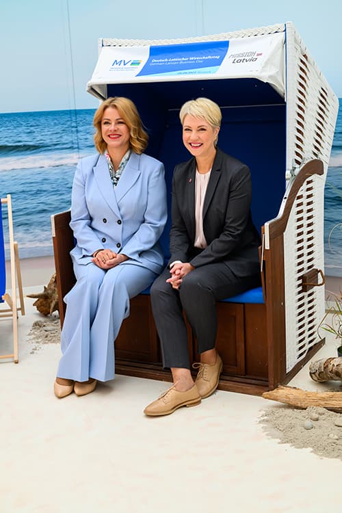 Ministerpräsidentin Manuela Schwesig und Ministerpräsidentin der Republik Lettland Evika Siliņa sitzen nebeneinander in einem Strandkorb. Ministerpräsidentin Manuela Schwesig und Ministerpräsidentin der Republik Lettland Evika Siliņa sitzen nebeneinander in einem Strandkorb.