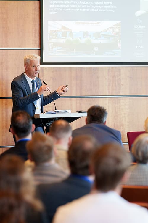Vortrag im Rahmen des Workshops 3 "Innovative Sicherheit und Konnektivität – die sich wandelnde Rolle der Drohnentechnologie" Vortrag im Rahmen des Workshops 3 "Innovative Sicherheit und Konnektivität – die sich wandelnde Rolle der Drohnentechnologie"