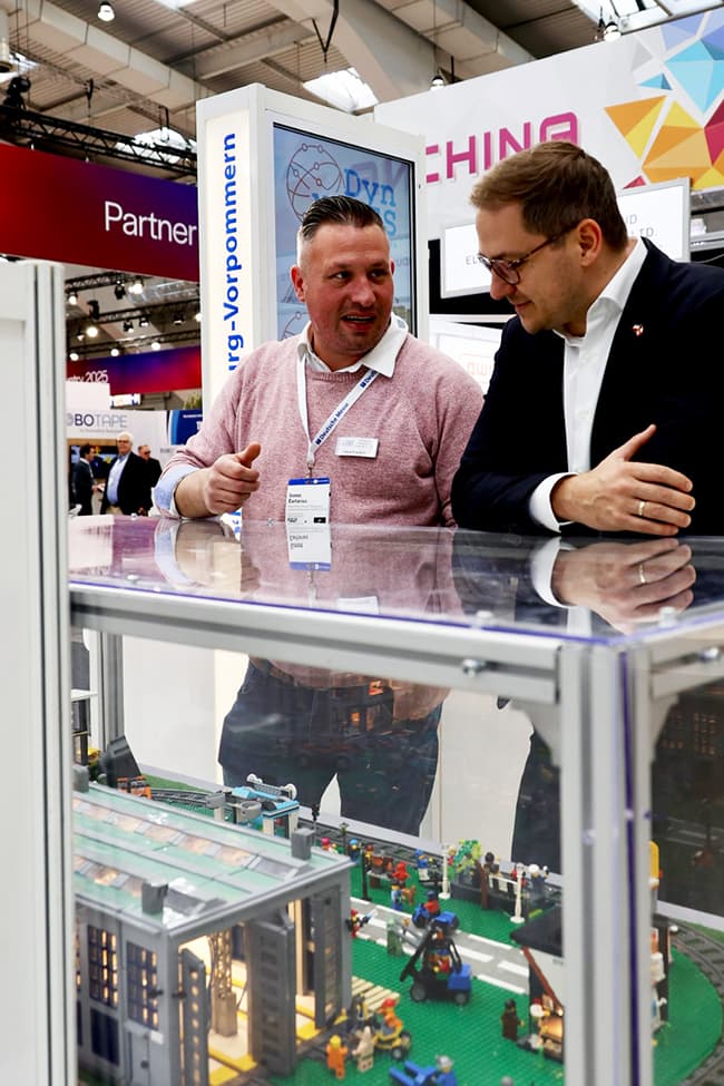 Der Chef der Staatskanzlei, Staatssekretär Patrick Dahlemann im Gespräch mit einem Aussteller auf der Hannover Messe 2025 Der Chef der Staatskanzlei, Staatssekretär Patrick Dahlemann im Gespräch mit einem Aussteller auf der Hannover Messe 2025